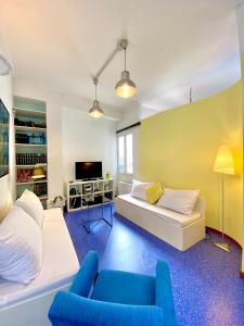 een woonkamer met een bank en een tv bij Sacred Way Modern apartment in Athene