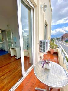 een glazen tafel op een balkon met een tafel bij Sacred Way Modern apartment in Athene