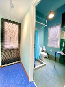 een blauwe badkamer met een toilet en een wastafel bij Sacred Way Modern apartment in Athene