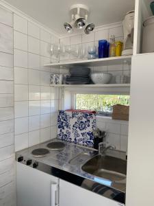 cocina con fregadero y encimera en Sommarvilan en Vaxholm