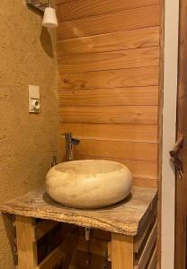 La salle de bains est pourvue d'un lavabo sur un comptoir en bois. dans l'établissement La Reduiste, à Redu
