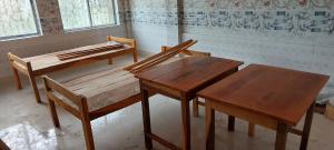 3 Holztische und -stühle in einem Zimmer in der Unterkunft MAA PG in Silchar