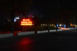 阿布山的住宿－Hotel Dada inn Mount abu，夜间酒店达里亚旅馆的一个标志