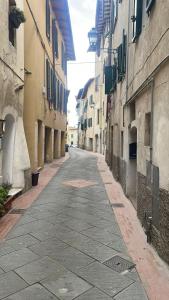 un callejón vacío en un callejón entre dos edificios en Casa Borghellina, en Montaione