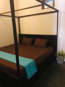 una camera con letto a baldacchino e pianta di FS Hotel & villa ad Arugam