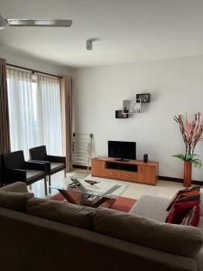 TV a/nebo společenská místnost v ubytování Onthree20 Res - 2 Room 3 Beds 100 sqm Spacious Apartment