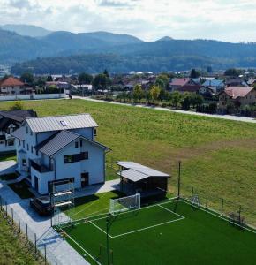 una casa con una pista de tenis junto a un campo en EPIC Vila Brașov, Cristian en Braşov