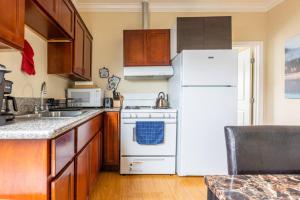 Η κουζίνα ή μικρή κουζίνα στο Entire apartment in Oakland