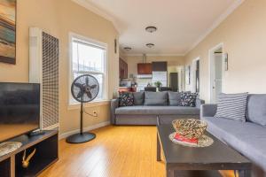 Χώρος καθιστικού στο Entire apartment in Oakland