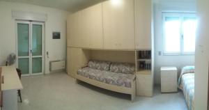 a bedroom with a large bed in a room at Appartamento 3 letti con cucina e parcheggio privato gratuito in Candela