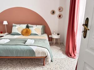 a bedroom with a bed with a large headboard at Casa Mafalda trilocale in centro in Biella