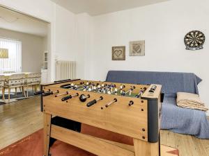 uma sala de estar com uma grande mesa de matraquilhos em madeira em Holiday home Holeby em Holeby