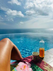 Bazén v ubytování Villa Club Tropicana Carana with private infinity pool nebo v jeho okolí