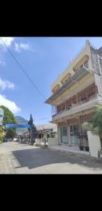 un grande edificio su una strada accanto a una strada di Homestay Trisakti 2 Syariah a Diyeng