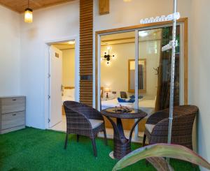 ウクラズにあるTropico villaのテーブルと椅子、ベッドルーム1室が備わります。