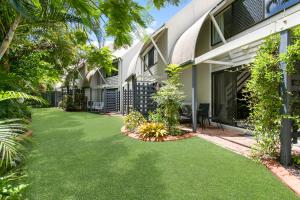 a yard of a house with green grass w obiekcie Nautilus Noosa Holiday Resort w mieście Noosaville