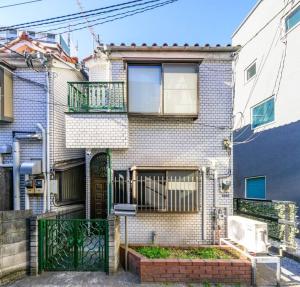 東京的住宿－Premier suite Nishiazabu Roppongi front，前面有门的砖砌建筑