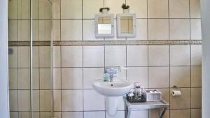 La salle de bains est pourvue d'un lavabo et d'un miroir. dans l'établissement 54 on Asteria 2, à Amanzimtoti