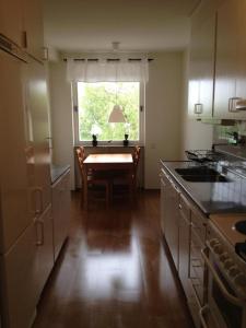 uma cozinha com uma mesa e uma sala de jantar em Riverside Apartments em Ängelholm