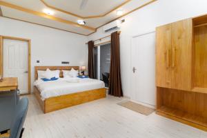 烏庫哈斯的住宿－Tropico villa，配有一张床和一张书桌的酒店客房