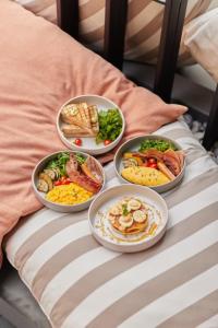 grupa misek jedzenia na łóżku w obiekcie Craftsman Bangkok w mieście Bangkok