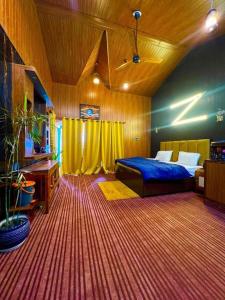 una camera con letto al centro della stanza di The Sunrise Villa Homestay a Rishikesh