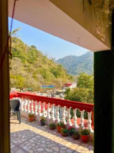 vista su un balcone con piante in vaso di The Sunrise Villa Homestay a Rishikesh