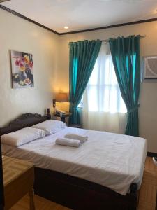 Postel nebo postele na pokoji v ubytování Sugarland Suites + 8 fotografií