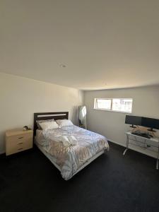 Un pat sau paturi într-o cameră la Quiet family home