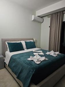ein Schlafzimmer mit einem Bett mit Handtüchern darauf in der Unterkunft Hotel Agron in Tirana