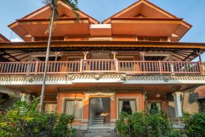 勒吉安Three Brothers Bungalows & Villas的一栋带阳台的大房子