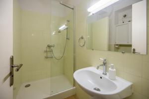 馬賽的住宿－Lovely studio near the Old Port，白色的浴室设有水槽和淋浴。