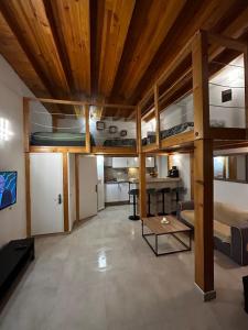 - un salon avec des lits superposés et une table dans l'établissement Magnifique studio Hypercentre Trains Plages au cœur de Golfe-Juan, au Golfe-Juan