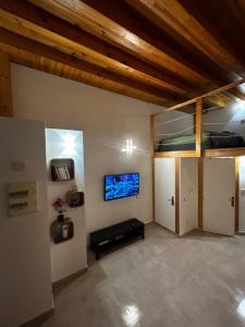 Habitación con TV en la pared y dormitorio. en Magnifique studio Hypercentre Trains Plages au cœur de Golfe-Juan, en Golfe-Juan