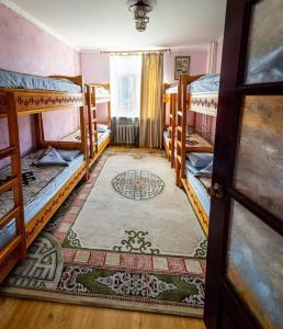Lotus Guesthouse في أولان باتور: غرفة مع مجموعة من الأسرّة ذات الطابقين