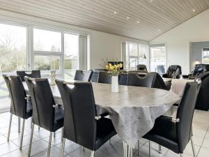 een eetkamer met een tafel en stoelen bij 8 person holiday home in V ggerl se in Bøtø By