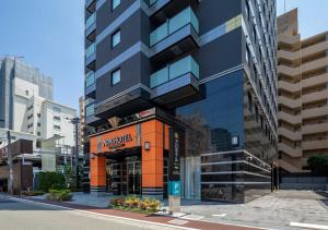 un edificio en una calle de una ciudad en APA Hotel Fukuoka Tenjin Nishi en Fukuoka