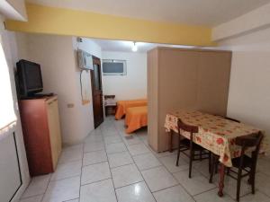 een kleine kamer met een tafel en een slaapkamer bij Monolocale 3 letti con cucina e parcheggio gratuito in Candela