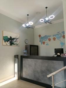 uma sala de espera com um balcão e um mapa na parede em Merdan Hotel em Zaozërnyy