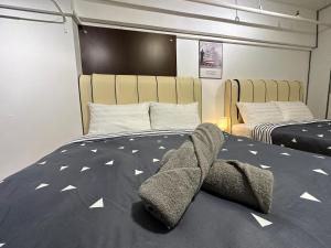 Un pat sau paturi într-o cameră la CEOZ2 6Pax Duplex 2BR Suite #Airport #USM #SPICE #Pantai