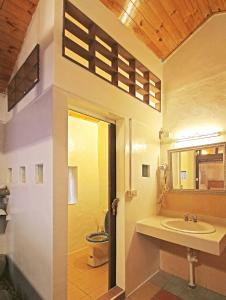 un baño con lavabo e inodoro en sea monkey diving homestay, en Isla Verde