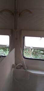 Noclegi u Janinki - LISICA في أوستروفيتس شفينتوكجسكي: اطلالة من الداخل على قطار مع نافذتين