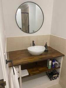 A bathroom at Rosella's On Springbrook