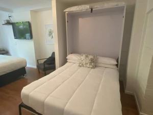A bed or beds in a room at Rosella's On Springbrook