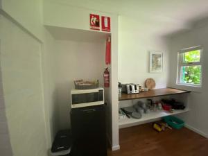 A kitchen or kitchenette at Rosella's On Springbrook