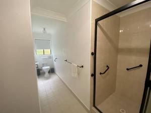 A bathroom at Rosella's On Springbrook