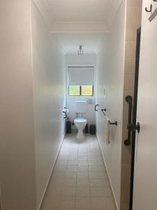 A bathroom at Rosella's On Springbrook