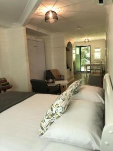 A bed or beds in a room at Rosella's On Springbrook