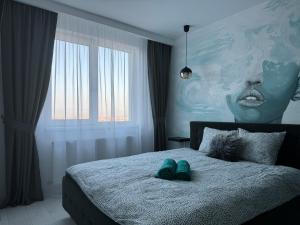 クルジュ・ナポカにあるBLACK APARTAMENTのベッドルーム1室(靴2本付)