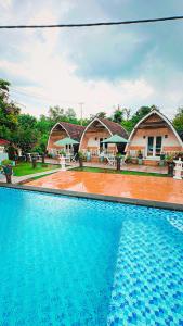 une grande piscine bleue en face d'une maison dans l'établissement Penida Hills, à Nusa Penida